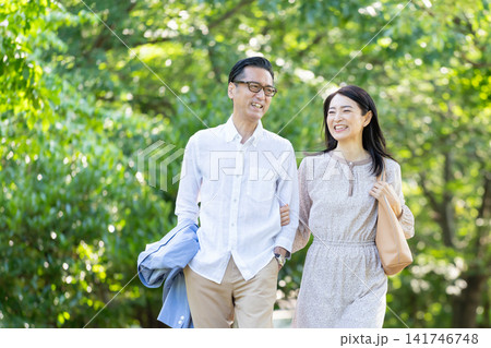 散歩をするシニア夫婦 141746748