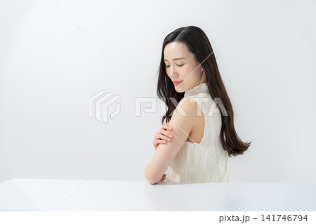 女性 スキンケア 女性 スキンケア 141746794