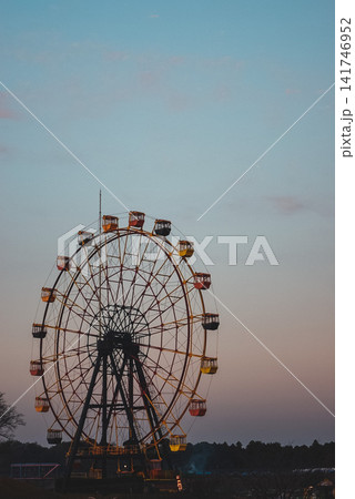 夕空と観覧車 141746952
