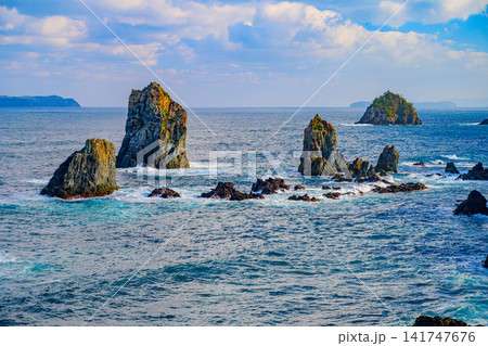 秋深まる11月 青海島自然研究路から望む日本海に浮かぶカモメ岩と十六羅漢と遠方の相島の風景 秋深まる11月 青海島自然研究路から望む日本海に浮かぶカモメ岩と十六羅漢と遠方の相島の風景 141747676