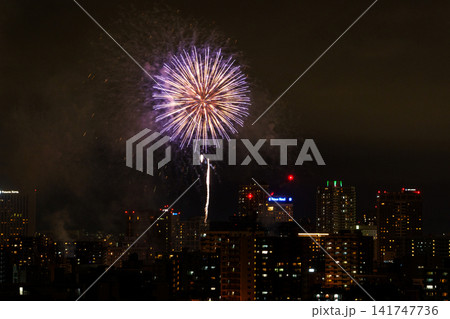 北海道札幌市の夜景と打ち上げ花火 夏の花火大会 北海道札幌市の夜景と打ち上げ花火 夏の花火大会 141747736