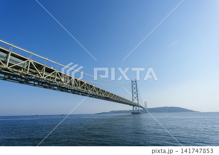 夏の青空と瀬戸内海に架かる世界最大級の吊り橋・明石海峡大橋 夏の青空と瀬戸内海に架かる世界最大級の吊り橋・明石海峡大橋 141747853