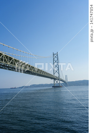 夏の青空と瀬戸内海に架かる世界最大級の吊り橋・明石海峡大橋 夏の青空と瀬戸内海に架かる世界最大級の吊り橋・明石海峡大橋 141747854