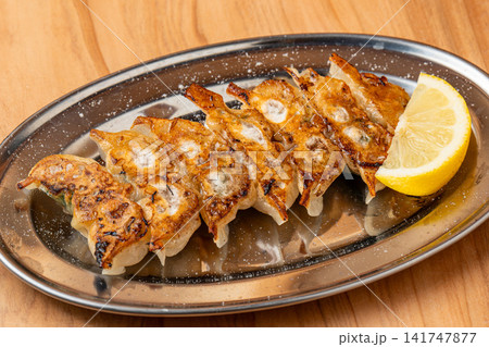 カリッとジューシーな定番焼き餃子 カリッとジューシーな定番焼き餃子 141747877