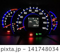 夜間に点灯する自動車のメーターパネル 141748034