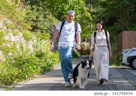 ペットと旅行に行く若い夫婦とボーダーコリー 141748054