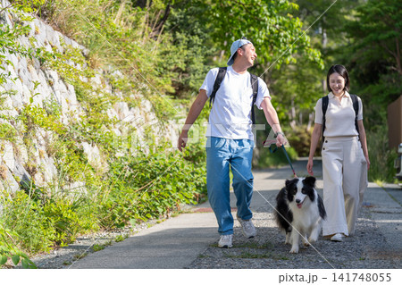 ペットと旅行に行く若い夫婦とボーダーコリー 141748055