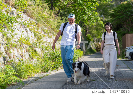 ペットと旅行に行く若い夫婦とボーダーコリー 141748056