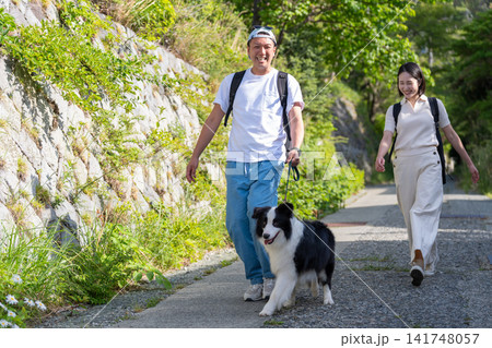 ペットと旅行に行く若い夫婦とボーダーコリー 141748057
