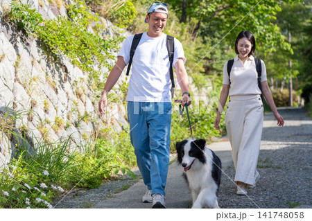 ペットと旅行に行く若い夫婦とボーダーコリー 141748058