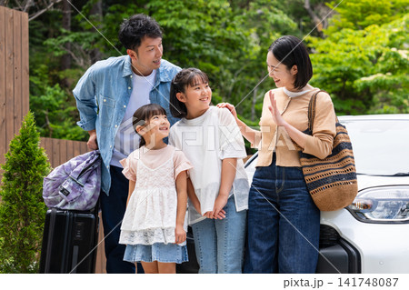 車で旅行に出かける若い家族 141748087