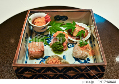 伝統的な和食器に盛り付けられた季節の高級前菜盛り合わせ 141748088