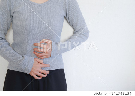 お腹の痛みに悩む女性 141748134