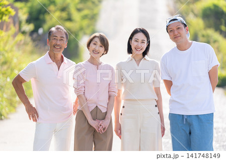笑顔で並ぶシニア夫婦と子ども夫婦 141748149