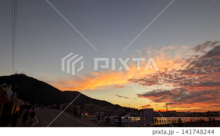 夕焼けに染まる函館山と函館港 141748244