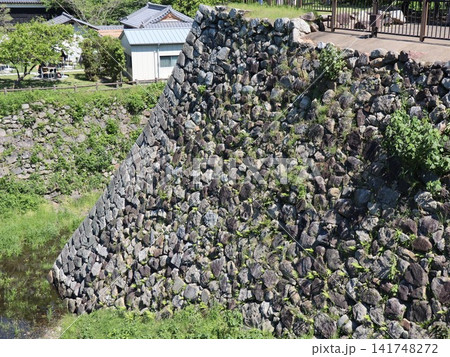 不揃いの石が積まれた石垣の質感を捉えた一枚です。建築素材や背景、地域紹介、観光、ブログやSNSなど幅 不揃いの石が積まれた石垣の質感を捉えた一枚です。建築素材や背景、地域紹介、観光、ブログやSNSなど幅 141748272