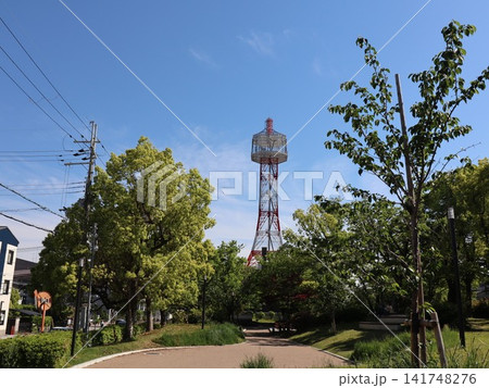 赤白の通信塔が立つ公園と青空の都市風景 赤白の通信塔が立つ公園と青空の都市風景 141748276
