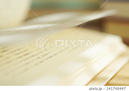 読書・本のページをめくる 読書・本のページをめくる 141748447
