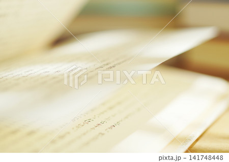 読書・本のページをめくる 読書・本のページをめくる 141748448