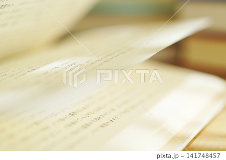 読書・本のページをめくる 読書・本のページをめくる 141748457