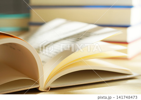 読書・本のページをめくる 141748473