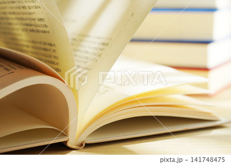 読書・本のページをめくる 141748475