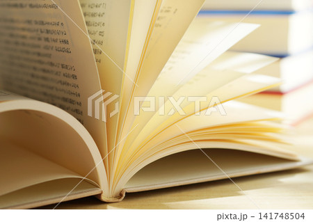 読書・本のページをめくる 読書・本のページをめくる 141748504