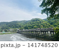 京都を代表する名所、嵐山の渡月橋。青々と茂る山々の緑と、透き通る桂川の流れが涼やかな、初夏から夏にか 141748520