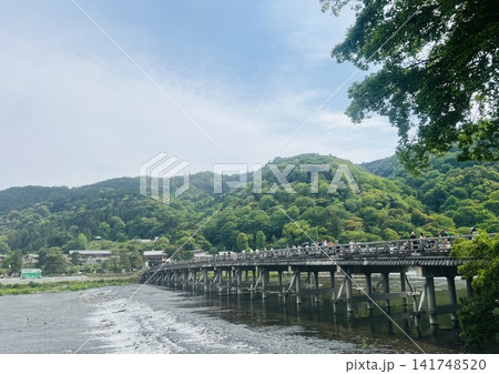京都を代表する名所、嵐山の渡月橋。青々と茂る山々の緑と、透き通る桂川の流れが涼やかな、初夏から夏にか 京都を代表する名所、嵐山の渡月橋。青々と茂る山々の緑と、透き通る桂川の流れが涼やかな、初夏から夏にか 141748520