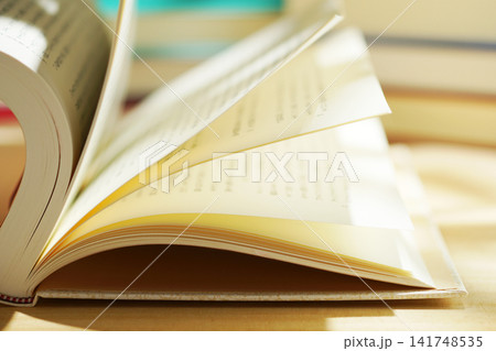 読書・本のページをめくる 141748535