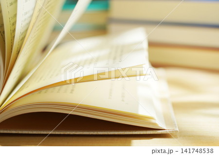 読書・本のページをめくる 読書・本のページをめくる 141748538