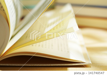 読書・本のページをめくる 読書・本のページをめくる 141748547