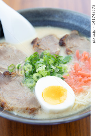 おいしいチャーシュー入りのとんこつラーメン おいしいチャーシュー入りのとんこつラーメン 141748578