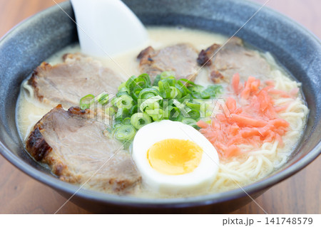 おいしいチャーシュー入りのとんこつラーメン おいしいチャーシュー入りのとんこつラーメン 141748579