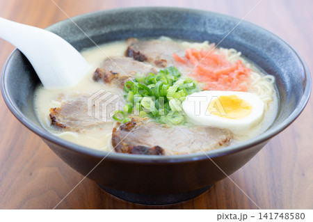 おいしいチャーシュー入りのとんこつラーメン 141748580
