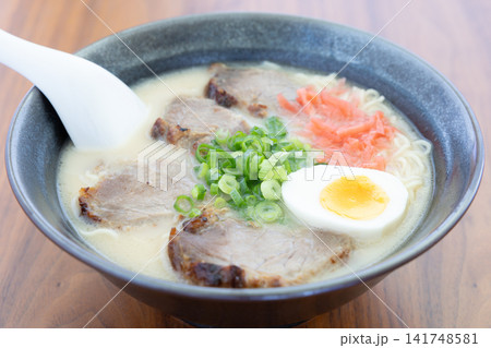 おいしいチャーシュー入りのとんこつラーメン おいしいチャーシュー入りのとんこつラーメン 141748581