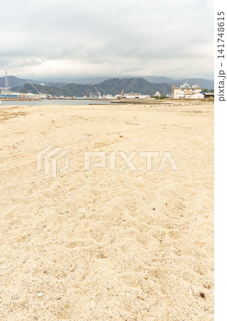 気比の松原の海岸から望む敦賀湾の美しい砂浜と遠方にそびえる港の風景 気比の松原の海岸から望む敦賀湾の美しい砂浜と遠方にそびえる港の風景 141748615