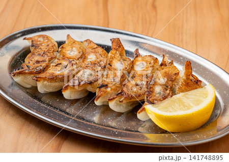 カリッとジューシーな定番焼き餃子 カリッとジューシーな定番焼き餃子 141748895