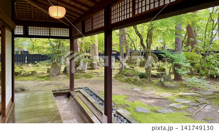 武家屋敷「河原田家」の表座敷から眺めた新緑が美しい苔庭〈武家屋敷通り/秋田県角館町〉 武家屋敷「河原田家」の表座敷から眺めた新緑が美しい苔庭〈武家屋敷通り/秋田県角館町〉 141749130