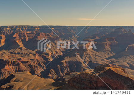 朝焼けに染まるグランドキャニオンの雄大な絶景(アリゾナ州) 朝焼けに染まるグランドキャニオンの雄大な絶景(アリゾナ州) 141749411