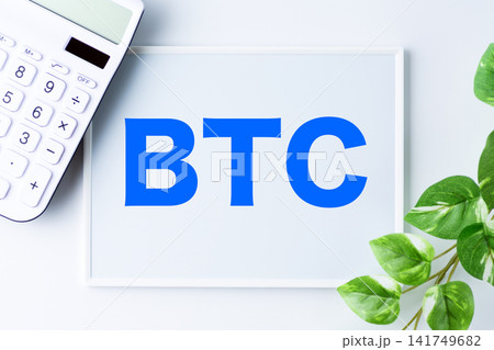 BTCの文字のホワイトボードと白い電卓 BTCの文字のホワイトボードと白い電卓 141749682