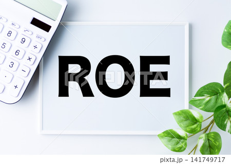 ROEの文字のホワイトボードと白い電卓 ROEの文字のホワイトボードと白い電卓 141749717
