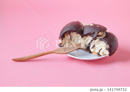 Bread topping with chocolate and almond on white dish. 141749732