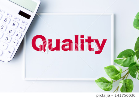 Quality(クオリティ)の文字のホワイトボードと白い電卓 Quality(クオリティ)の文字のホワイトボードと白い電卓 141750030