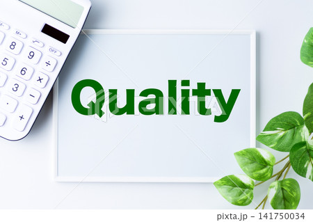 Quality(クオリティ)の文字のホワイトボードと白い電卓 Quality(クオリティ)の文字のホワイトボードと白い電卓 141750034