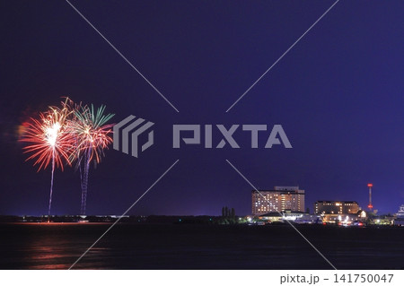 夏の夜空を彩る北びわ湖花火大会（滋賀県長浜市）田村駅近辺から撮る 141750047