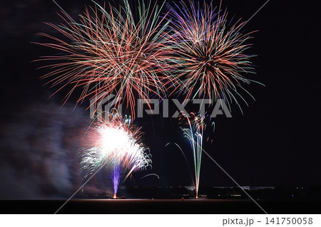 夏の夜空を彩る北びわ湖花火大会（滋賀県長浜市）田村駅近辺から撮る 141750058
