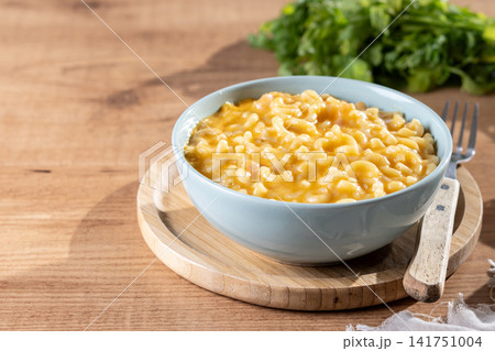 Creamy mac and cheese in a bowl 141751004