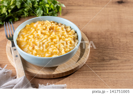 Creamy mac and cheese in a bowl 141751005