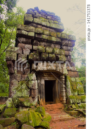 カンボジアの古代クメール建築プラサット・プラム カンボジアの古代クメール建築プラサット・プラム 141751378